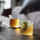 Copo do jogo de copos com whisky sob mesa