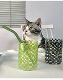 Copo de Vidro para suco com gato perto