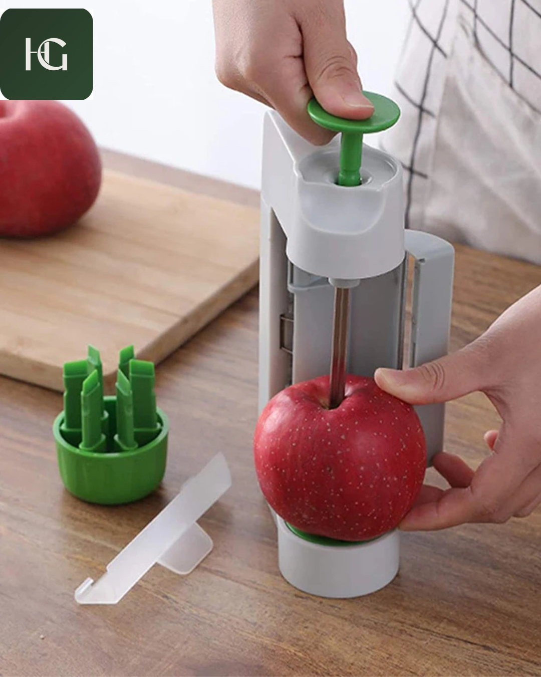 Cortador Vegetal Multifuncional espetando a maça