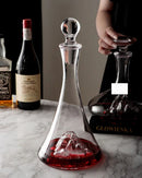 Decantador de Vinho sob mesa com decanter perto