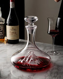 Decantador de Vinho sob mesa com taça perto