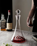 Decantador de Vinho sob mesa com taça e mão perto