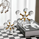 Decoração de Mesa Moderna sob livros perto de cortina