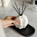 Frasco Aromatizador sendo segurado