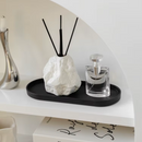 Frasco Aromatizador sob prateleira e perfume ao lado