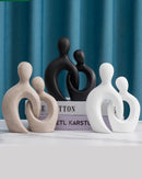 Escultura Decorativa de Casal apoiado em mesa e livro