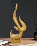 Escultura Decorativa de Chama Abstrata em Resina dourada sob mesa