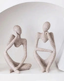 Escultura Decorativa O Pensador em 2 apoiada na cadeira