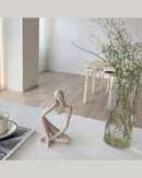 Escultura Decorativa O Pensador em 2 apoiadas na mesa com vaso perto