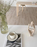 Escultura Decorativa O Pensador em 2 apoiadas na mesa com vaso e xicara perto