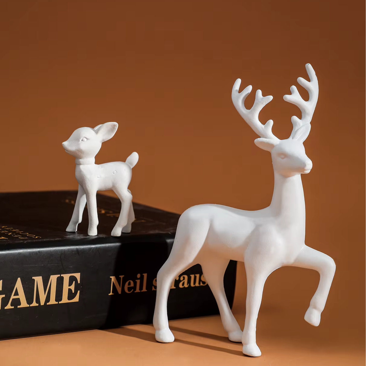 Esculturas Mãe Veado e Filhote - branco com livro