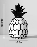 Frutas Decorativas Preto e Branco em Resina apoiadas em estante (Abacaxi)