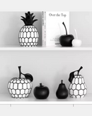 Frutas Decorativas Preto e Branco em Resina apoiadas em estante