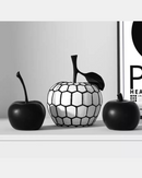 Frutas Decorativas Preto e Branco em Resina apoiadas em estante (maçã e cerejas)