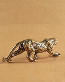 Estatueta Decorativa de Leopardo de costas apoiada em mesa