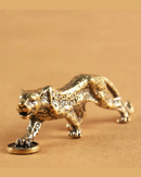 Estatueta Decorativa de Leopardo de frente apoiada em mesa