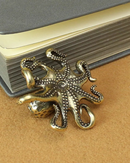 Estatueta Decorativa de Polvo apoiada em livro de cabeça para baixo