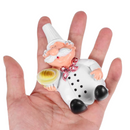 Estatueta decorativa de parede sendo segurada