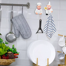 Estatueta decorativa de parede perto dos pratos e pano de prato