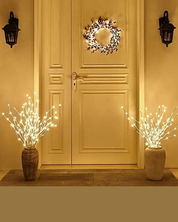 Galho Decorativo com Luzes LED Natal e Casamentos branco frio em frente a porta