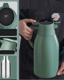 Garrafa Térmica de Café sendo segurada