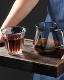 Jarra de Café de Vidro sob mesa com pessoa perto