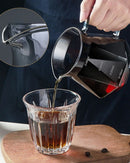 Jarra de Café de Vidro sendo usada com café