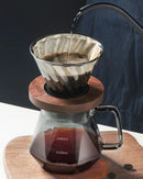 Jarra de Café de Vidro sendo usada com água