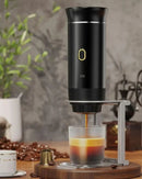 cafeteira portátil sob madeira com xícara e cápsula petrto