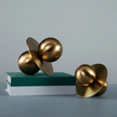 Bolas decorativas douradas sobre livros