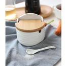 Pote porta temperos de cerâmica branca com tampa de madeira. Ideal para organizar a cozinha e armazenar sal, pimenta e especiarias.
