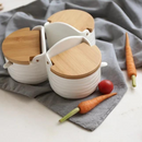 Pote porta temperos de cerâmica branca com tampa de madeira. Ideal para organizar a cozinha e armazenar sal, pimenta e especiarias.