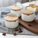 Pote porta temperos de cerâmica branca com tampa de madeira. Ideal para organizar a cozinha e armazenar sal, pimenta e especiarias.