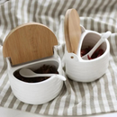 Pote porta temperos de cerâmica branca com tampa de madeira. Ideal para organizar a cozinha e armazenar sal, pimenta e especiarias.