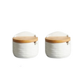 Pote porta temperos de cerâmica branca com tampa de madeira. Ideal para organizar a cozinha e armazenar sal, pimenta e especiarias.