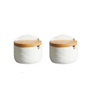 Pote porta temperos de cerâmica branca com tampa de madeira. Ideal para organizar a cozinha e armazenar sal, pimenta e especiarias.