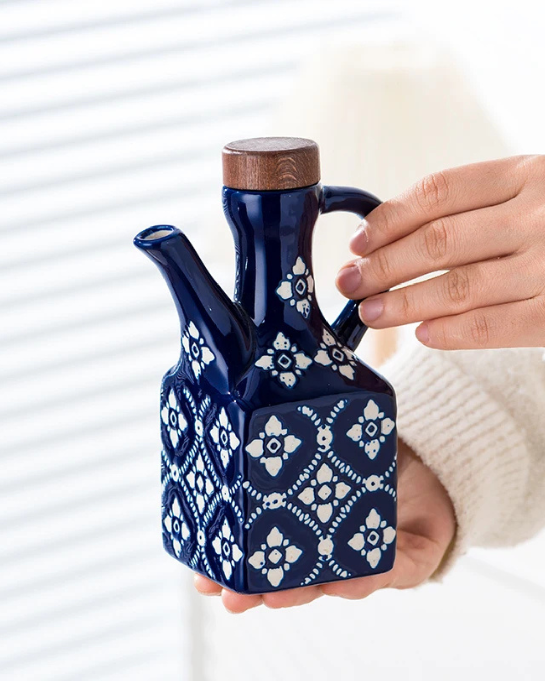 Pote de Óleo de Cerâmica 250 ml com Tampa de Madeira e Alça | Home Gaju