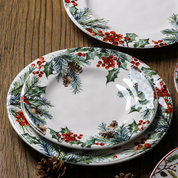 Prato de Natal para Jantar sob a mesa com pinha perto