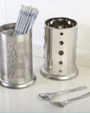 Suporte para Talheres sob mesa com talheres e colher perto