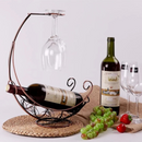 Suporte para vinho e taça sob mesa com frutas