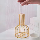 Vaso decorativo de ferro perto de mão com vidro