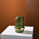 Vaso em Vidro Verde Escuro em cima de mesa