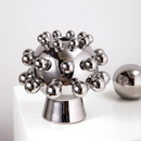 Vaso de Cerâmica Banhado a Prata sob mesa