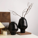 Vaso em Cerâmica preto com madeira dentro