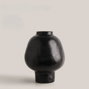 Vaso em Cerâmica preto no fundo branco
