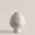 Vaso em Cerâmica brancono fundo branco