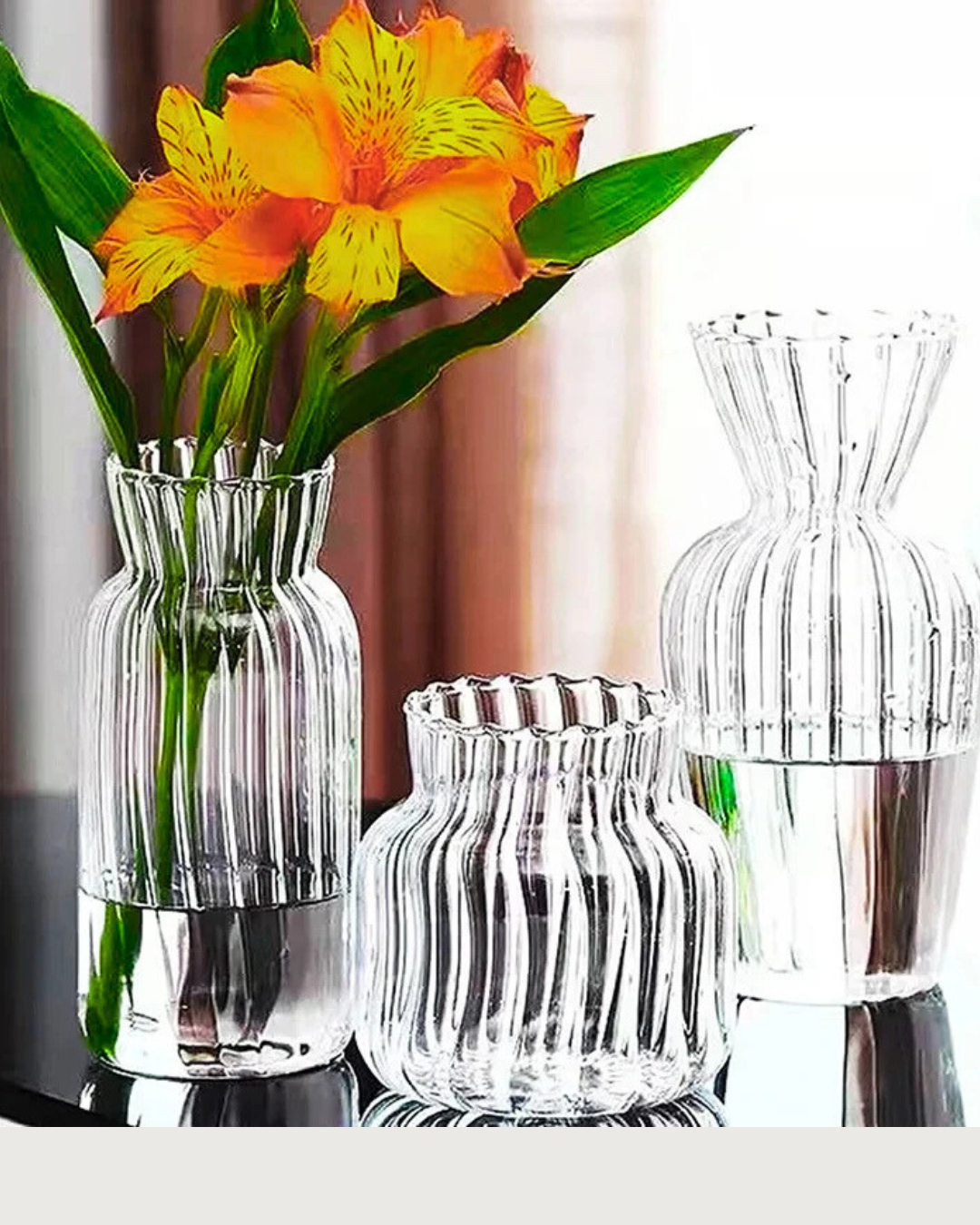 Conjunto de Vasos de Vidro para flores sob mesa com flor amarela dentro