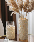 vaso de vidro com planta dentro sob mesa