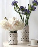 vaso de vidro com flores dentro sob mesa