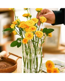 vasos de vidro para decoração com flores amarelas sobre a mesa